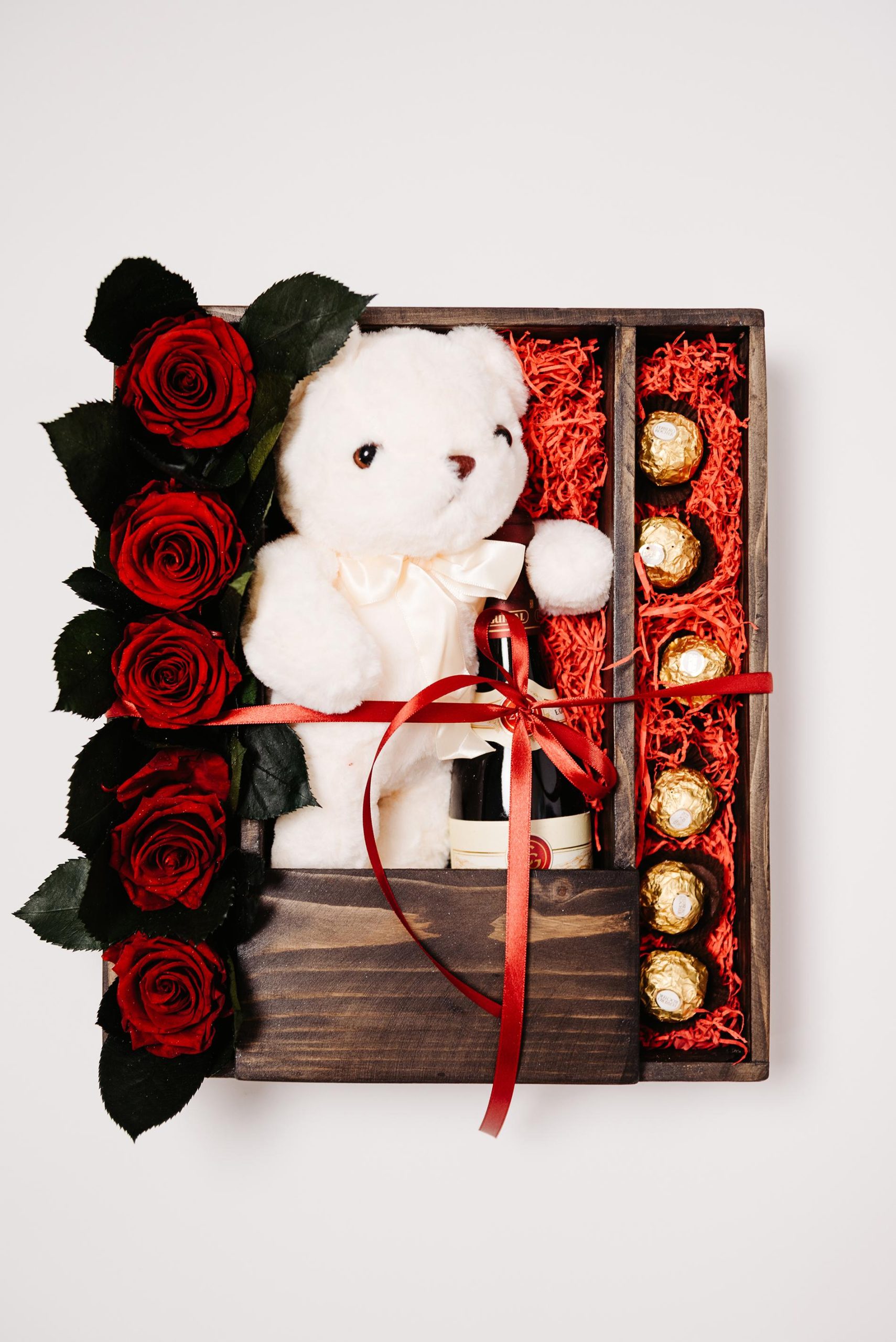 Деревяная коробка с цветами